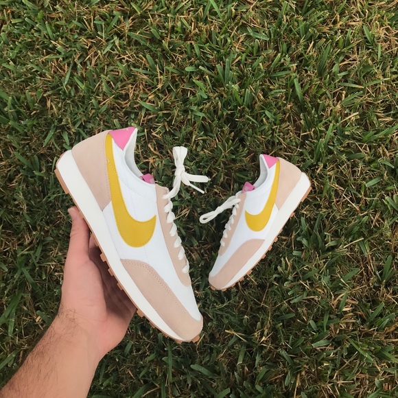 nike women's daybreak fossil stone